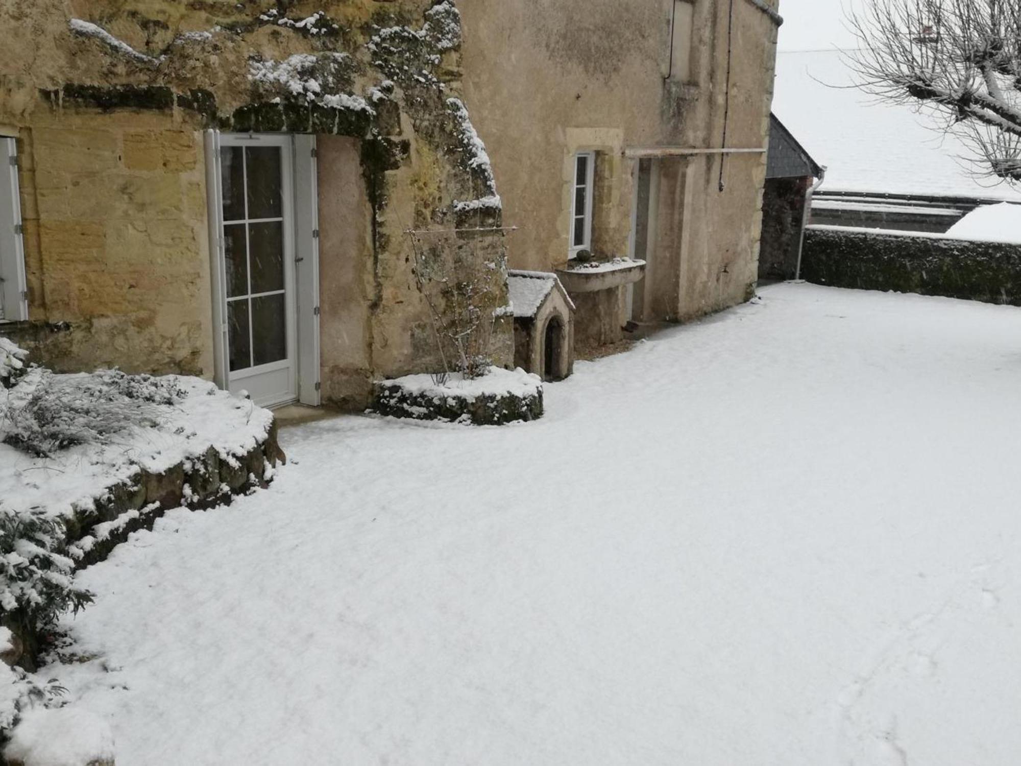 Maison Troglodyte Elegante Avec Spa, Salle De Jeux Et Jardin Clos A Vouvray - Fr-1-381-87 Экстерьер фото