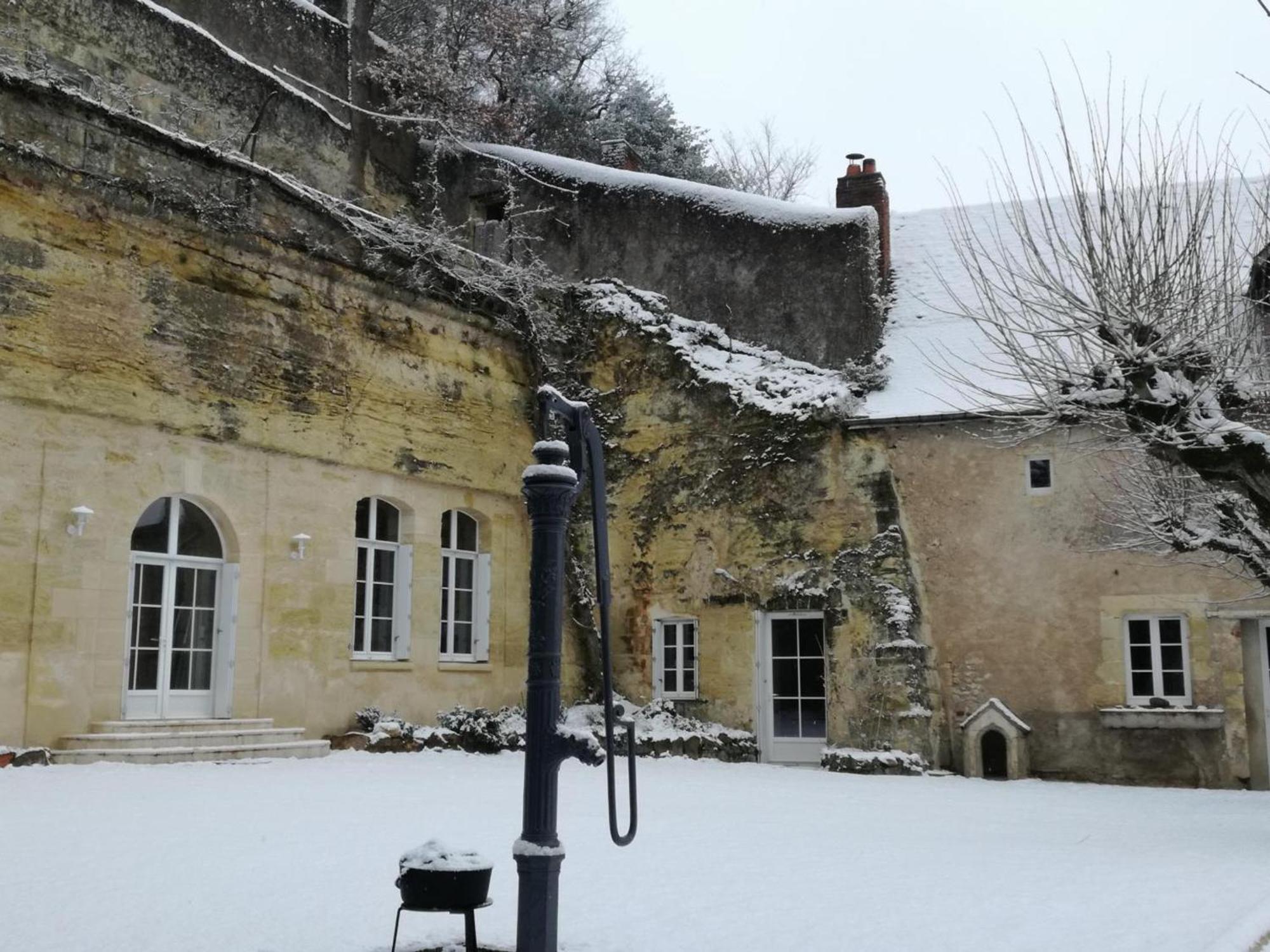 Maison Troglodyte Elegante Avec Spa, Salle De Jeux Et Jardin Clos A Vouvray - Fr-1-381-87 Экстерьер фото